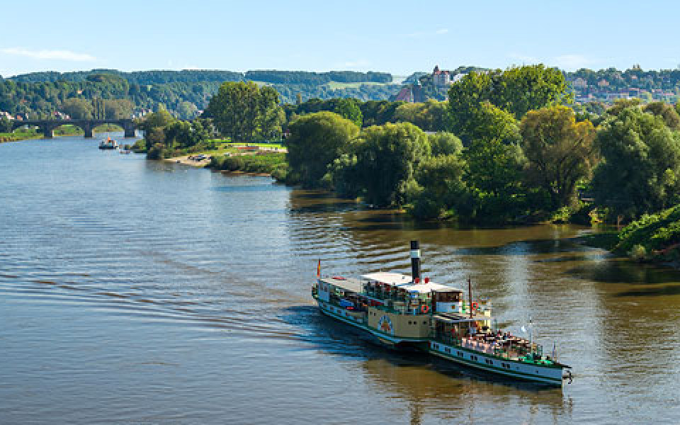 Historischer Dampfer auf der Elbe